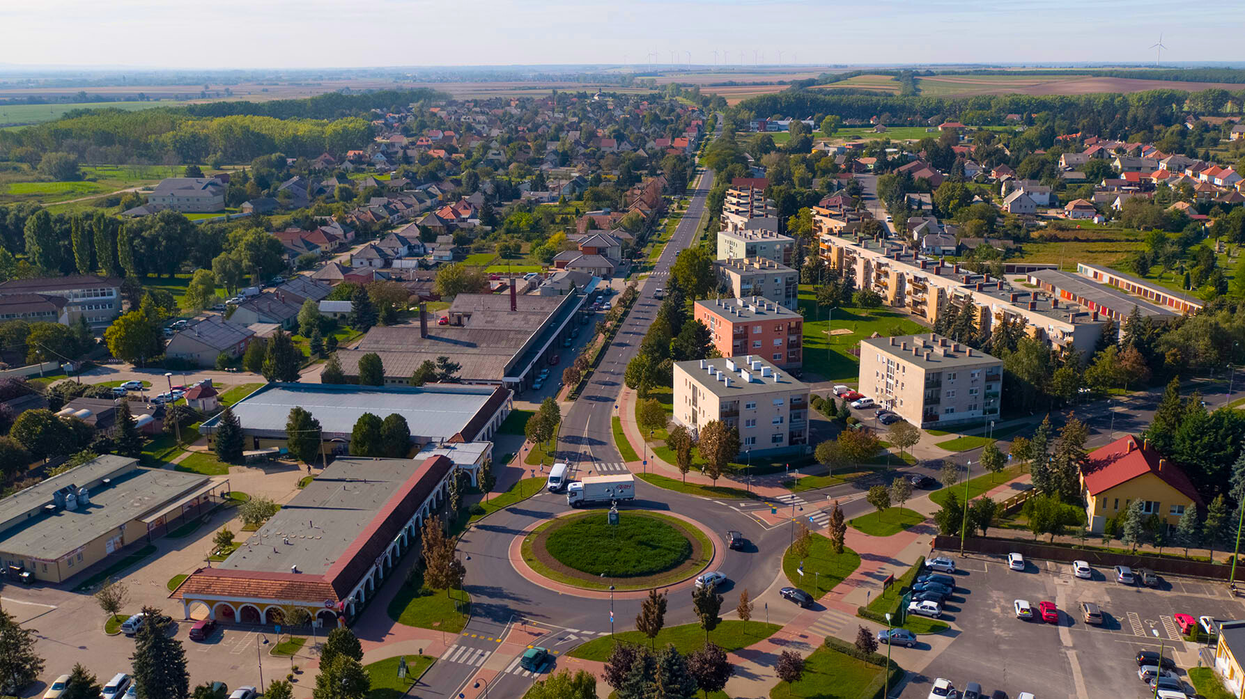 Légifotó a Bábolna városáról, látható lakóépületek, átjárók és parkolt autók.